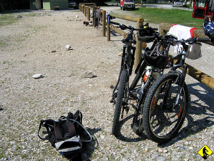 Karta1_ 050.jpg - 40km, jeden niezapięty hamulec i jeden uślizg przedniego koła na przejeździe kolejowym to bilans pierwszego dnia w Austrii. Teraz zostało tylko umyć się w rzece o temp. 9 st.  To jedna z tych rzeczy które będą mi się przypominać myśląc o tym obozie :)